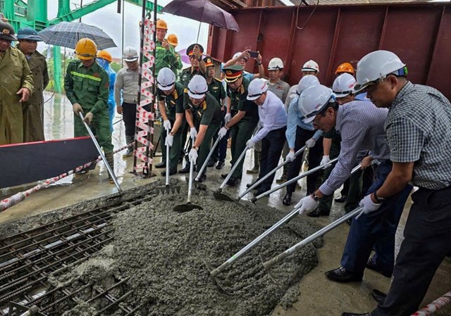 Các đại biểu thực hiện nghi lễ hợp long cầu Phong Châu mới. 
