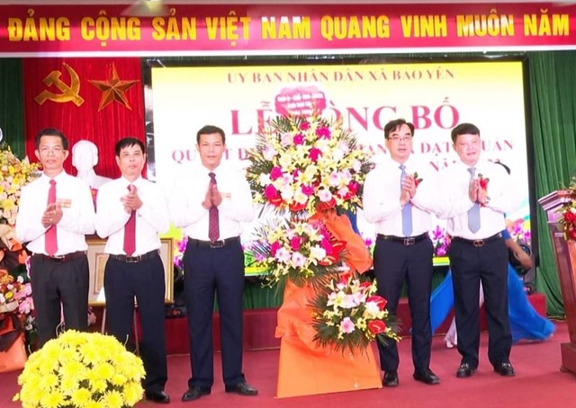 Đại diện lãnh đạo Huyện ủy, HĐND, UB-MTTQ huyện Thanh Thủy tặng hoa chúc mừng xã Bảo Yên đạt chuẩn NTM nâng cao.