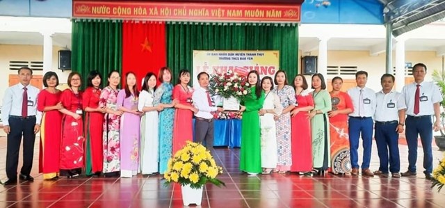 Bà Nguyễn Thị Như Hoa, Giám đốc Trung tâm chính trị huyện Thanh Thủy dự và tặng hoa chúc mừng nhà trường khai giảng năm học 2023 - 2024.