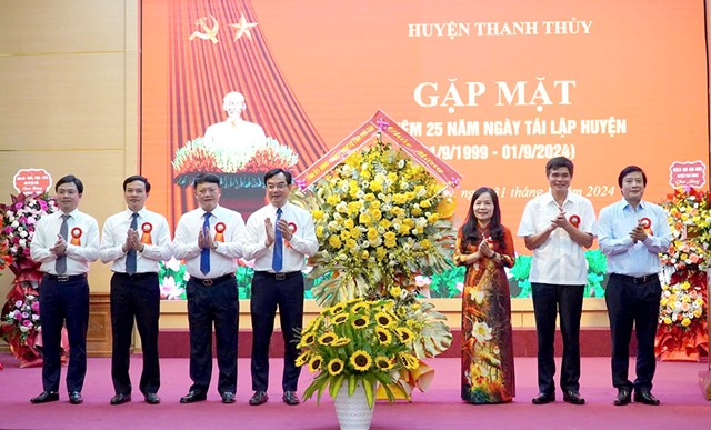 Phó Chủ tịch Thường trực HĐND tỉnh Dương Hoàng Hương cùng các đại biểu tặng lẵng hoa chúc mừng Đảng bộ, chính quyền và Nhân dân huyện Thanh Thuỷ.