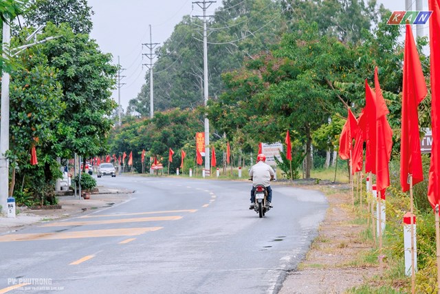 Hệ thống đường giao th&ocirc;ng tr&ecirc;n địa b&agrave;n huyện Y&ecirc;n Ch&acirc;u rất khang trang.