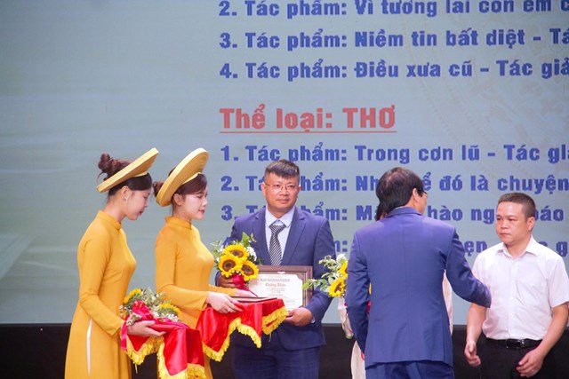 Nh&agrave; b&aacute;o Đinh Văn B&igrave;nh nhận giải Khuyến kh&iacute;ch cuộc thi S&aacute;ng t&aacute;c văn học nghệ thuật về Nghề b&aacute;o - Người l&agrave;m b&aacute;o Thủ đ&ocirc; v&agrave; cả nước năm 2025.