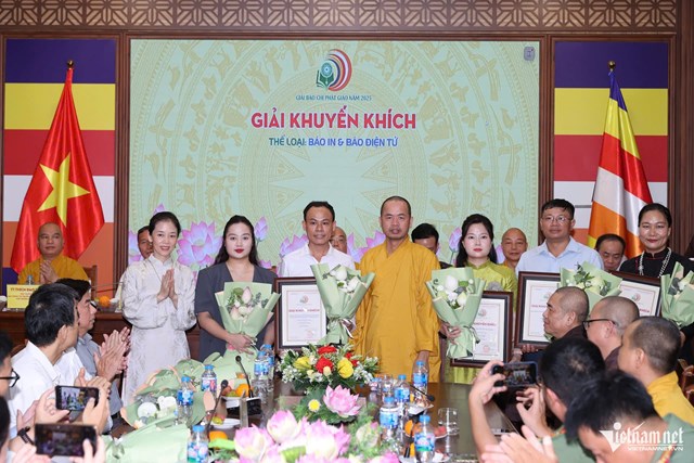Nh&agrave; b&aacute;o Đinh Văn B&igrave;nh nhận giải Khuyến kh&iacute;ch cuộc thi &ldquo;Giải b&aacute;o ch&iacute; viết về Phật gi&aacute;o năm 2025&rdquo;.