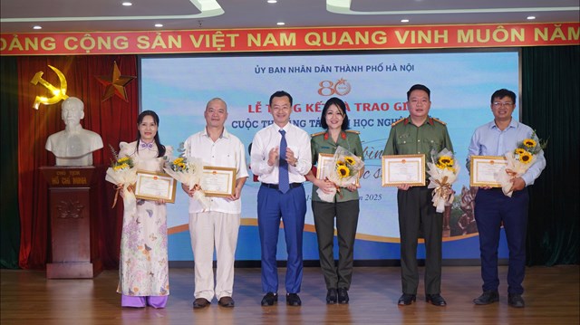 Nh&agrave; b&aacute;o Đinh Văn B&igrave;nh đạt giải Nhất tại cuộc thi S&aacute;ng t&aacute;c văn học nghệ thuật năm 2025 với chủ đề &ldquo;C&ocirc;ng an Thủ đ&ocirc; v&igrave; b&igrave;nh y&ecirc;n cuộc sống&rdquo;.