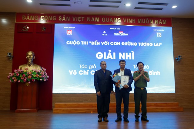 Nh&agrave; b&aacute;o Đinh Văn B&igrave;nh giải Nh&igrave; cuộc thi viết &ldquo;Đến với con đường tương lai&rdquo;.