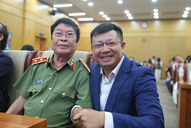 Nh&agrave; b&aacute;o Đinh Văn B&igrave;nh chụp ảnh c&ugrave;ng với Nh&agrave; b&aacute;o, Nh&agrave; văn Hữu ước.