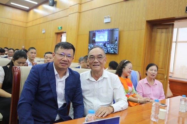 Nh&agrave; b&aacute;o Đinh Văn B&igrave;nh chụp ảnh với Nhạc sĩ, Nh&agrave; thơ Nguyễn Nha Cao.