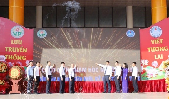 Phó Bí thư Tỉnh ủy Phú Thọ Bùi Đức Hinh và các đại biểu ấn nút khởi động hoạt động Trường trung học cơ sở Tô Hiệu, phường Vĩnh Phúc. Đây là ngôi trường mới được hoàn thành và đưa vào sử dụng trị giá 195 tỷ đồng, đáp ứng quy mô 1.100 học sinh.