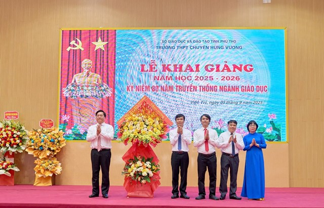Chủ tịch Ủy ban nhân dân tỉnh Phú Thọ Trần Duy Đông tặng hoa và trao máy tính cho Trường trung học phổ thông chuyên Hùng Vương.