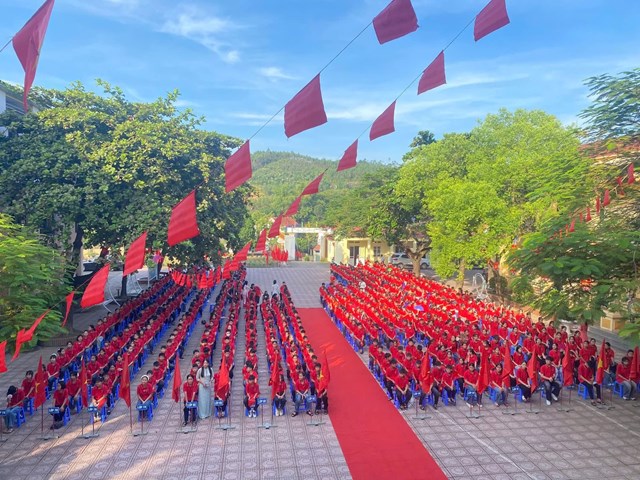 Trường trung học sơ sở Đoan Hùng hân hoan chào đón học sinh khối 6 vào năm học mới.