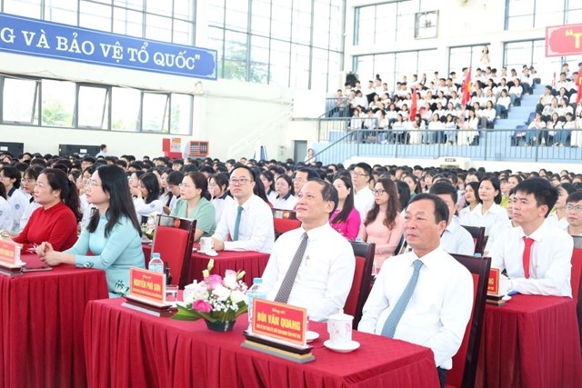 Ông Bùi Văn Quang, Phó Bí thư Tỉnh ủy, Chủ tịch HĐND tỉnh Phú Thọ cùng đại biểu dự Lễ khai giảng tại Trường THPT Chuyên Vĩnh Phúc.