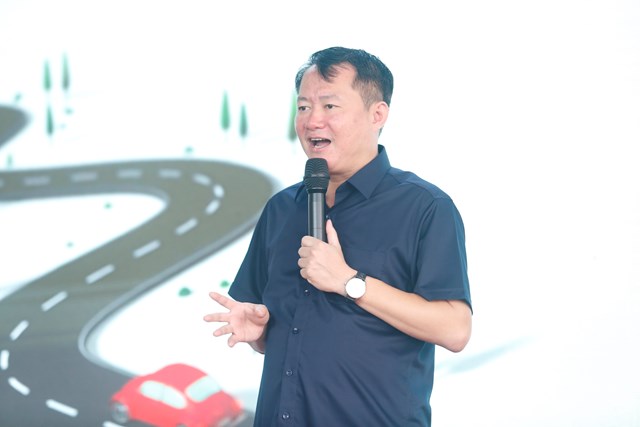 &ocirc;ng Đỗ Quốc Toản - Gi&aacute;m đốc C&ocirc;ng ty TNHH Thương mại v&agrave; Dịch vụ Vận tải Ph&uacute; Sơn, ph&aacute;t biểu tại chương tr&igrave;nh&nbsp;đ&agrave;o tạo l&aacute;i xe, tập huấn ph&ograve;ng ch&aacute;y chữa ch&aacute;y.