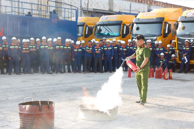 Lực lượng Cảnh s&aacute;t PCCC&amp;CNCH phổ biến c&aacute;c nội dung li&ecirc;n quan đến c&ocirc;ng t&aacute;c huấn luyện nghiệp vụ PCCC&amp;CNCH.