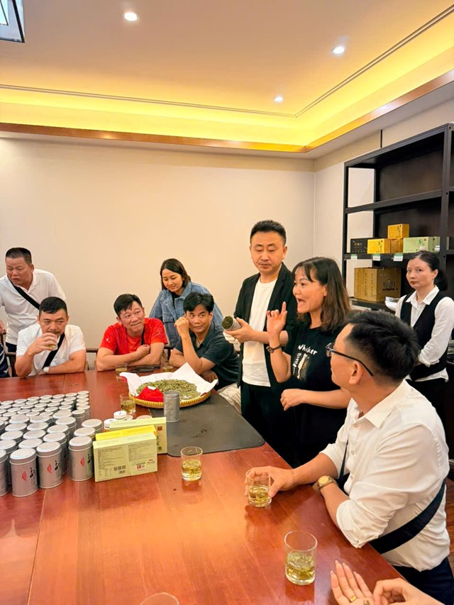 Du kh&aacute;ch trải nghiệm tr&agrave; T&acirc;y Hồ Long Tỉnh.