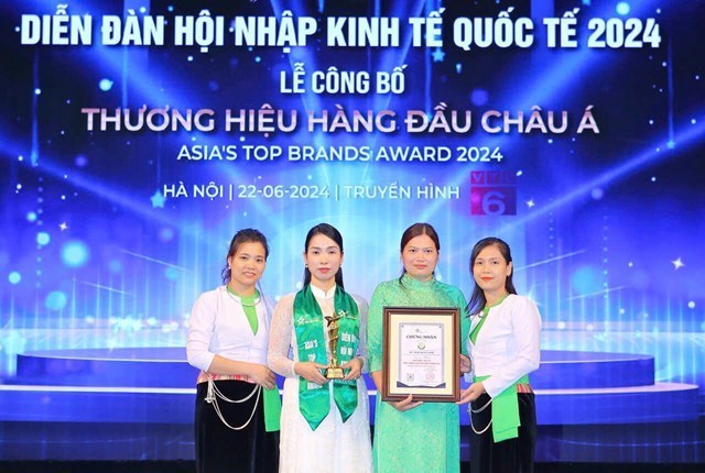Sản phẩm &ldquo;Ch&egrave; b&uacute;p xanh Y&ecirc;n Thủy - H&ograve;a B&igrave;nh&rdquo; nhận giải &ldquo;Thương hiệu h&agrave;ng đầu ch&acirc;u &Aacute;&rdquo;.