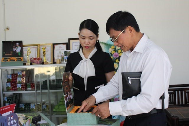 Chủ tịch Hiệp hội Ch&egrave; Việt Nam Ho&agrave;ng Vĩnh Long, thăm quan kh&ocirc;ng gian trưng b&agrave;y v&agrave; giới thiệu sản phẩm ch&egrave; xanh của C&ocirc;ng ty TNHH MTV 2-9 H&ograve;a B&igrave;nh.