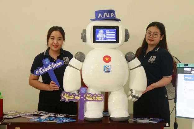 Robot Anan của Công ty Cổ phần công nghệ và Phát triển Anan tại buổi Lễ biểu dương. ảnh: Hoàng Tuấn