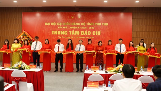 Cắt băng khai trương Trung tâm báo chí phục vụ Đại hội Đại biểu Đảng bộ tỉnh Phú Thọ lần thứ I, nhiệm kỳ 2025 - 2030. Ảnh: Phi Long.