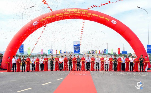 Thủ tướng Phạm Minh Chính và các đại biểu thực hiện nghi thức cắt băng khánh thành cầu Phong Châu.