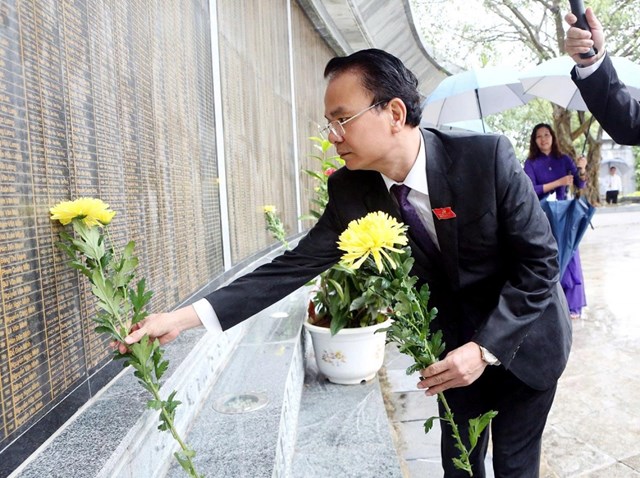 Đo&#224;n Đại biểu Đại hội Đảng bộ tỉnh Ph&#250; Thọ d&#226;ng hương, b&#225;o c&#244;ng c&#225;c Vua H&#249;ng - Ảnh 1