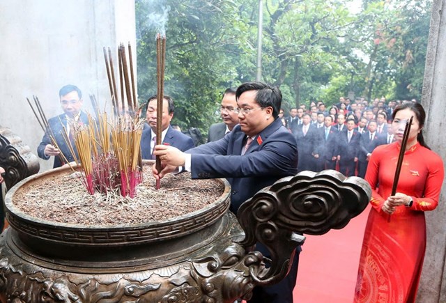 Chủ tịch UBND tỉnh Trần Duy Đông thành kính dâng hương tưởng niệm, tri ân công đức các Vua Hùng, các bậc tiền nhân đã có công dựng nước và giữ nước.