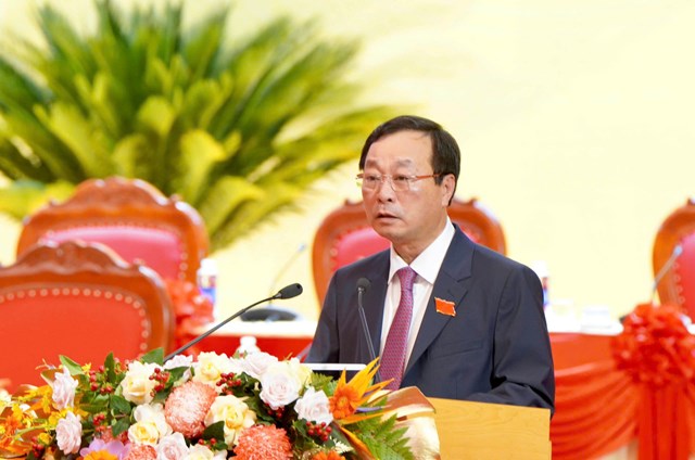 Đồng chí Bùi Văn Quang - Phó Bí thư Thường trực Tỉnh ủy, Chủ tịch HĐND tỉnh điều hành nội dung bầu Đoàn Chủ tịch, Đoàn Thư ký và Ban Thẩm tra tư cách đại biểu.