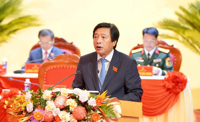 Đồng chí Nguyễn Mạnh Sơn - Ủy viên BTV Tỉnh ủy, Phó Chủ tịch UBND tỉnh thông qua Chương trình, Nội quy, Quy chế của Đại hội.