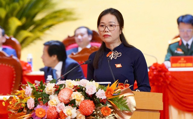 Đồng chí Bùi Thị Minh - Phó Bí thư Tỉnh ủy trình bày Báo cáo tổng hợp ý kiến góp ý vào dự thảo Văn kiện Đại hội đại biểu Đảng bộ tỉnh lần thứ I.