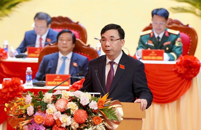 Đồng chí Bùi Huy Vĩnh - Phó Bí thư Tỉnh ủy trình bày Báo cáo tổng hợp ý kiến góp ý vào các dự thảo Văn kiện Đại hội đại biểu toàn quốc lần thứ XIV của Đảng.