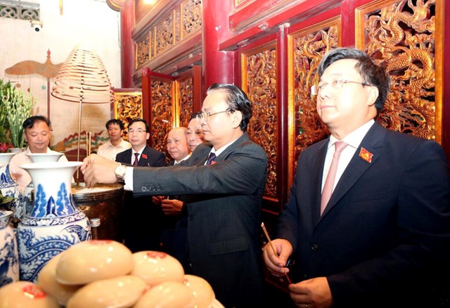 Lãnh đạo tỉnh Phú Thọ dâng hương tưởng niệm các Vua Hùng của Đoàn đại biểu dự Đại hội đại biểu Đảng bộ tỉnh Phú Thọ lần thứ I, nhiệm kỳ 2025 - 2030.