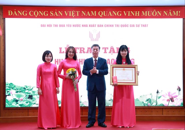 PGS.TS. Vũ Trọng Lâm, Bí thư Đảng ủy, Giám đốc - Tổng Biên tập, Chủ tịch Hội đồng Thi đua - Khen thưởng Nhà xuất bản trao Huân chương Lao động hạng Nhất cho Ban sách Giáo khoa và Tham khảo.