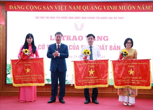 PGS.TS. Vũ Trọng Lâm trao Cờ thi đua của Nhà xuất bản cho các tập thể.