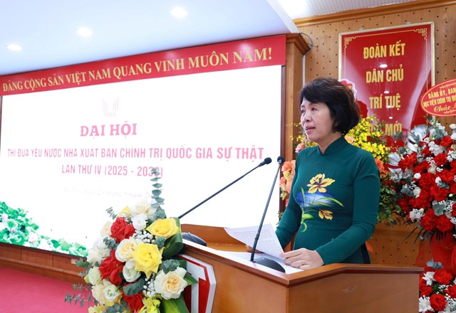 Phó Bí thư Đảng ủy các cơ quan Đảng Trung ương Nguyễn Thị Hoàng Vân phát biểu tại Đại hội.
