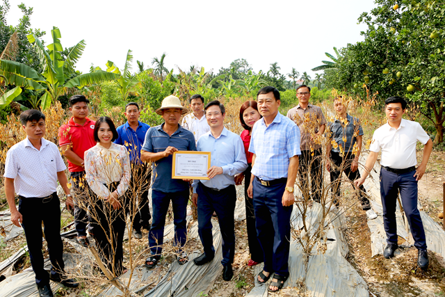 : Công ty Cổ phần Tập đoàn Phú Thái Holdings cùng với Hội Chữ thập đỏ huyện Ứng Hòa và Phòng Kinh tế huyện Ứng Hòa đi hỗ trợ người dân bị ảnh hưởng mưa bão số 3.