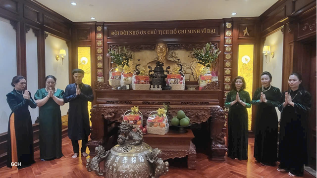 Hội Quán Trúc Lâm dâng trà bày tỏ lòng biết ơn sâu sắc tới Chủ tịch Hồ Chí Minh đối với đất nước và nhân dân Việt Nam.