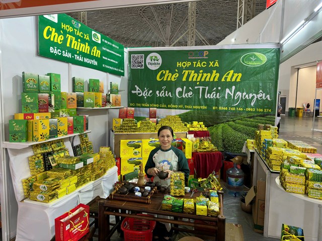 Nghệ nhân văn hóa trà Vũ Thị Thương Huyền đã dành nhiều tâm sức để “hồi sinh” và đưa thương hiệu chè Sông Cầu vươn xa hơn trên thị trường. Ảnh: 