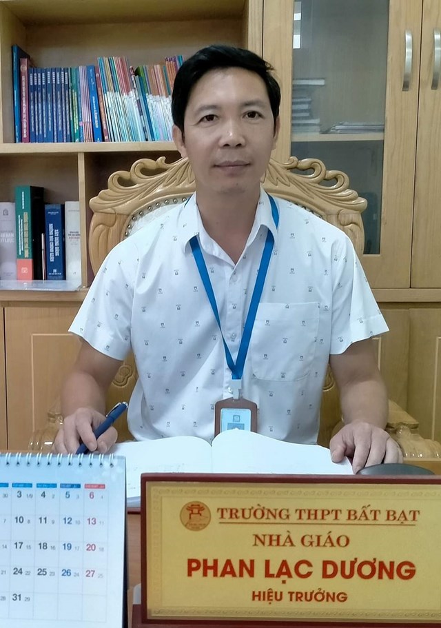  2-Thạc sĩ Phan Lạc Dương, Bí thư Chi bộ, Hiệu trưởng Trường THPT Bất Bạt.