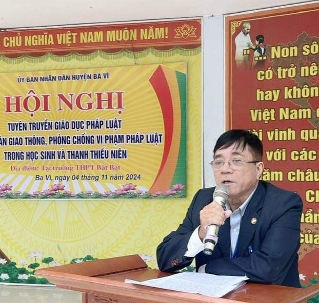 Tư vấn viên PL, Sở Tư Pháp Hà Nội truyền đạt kiến thức pháp luật cho học sinh trường THPT Bất Bạt.