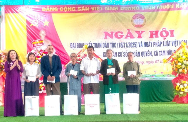 Lãnh đạo tỉnh Phú Thọ trao quà cho các hộ gia đình có hoàn cảnh khó khăn.