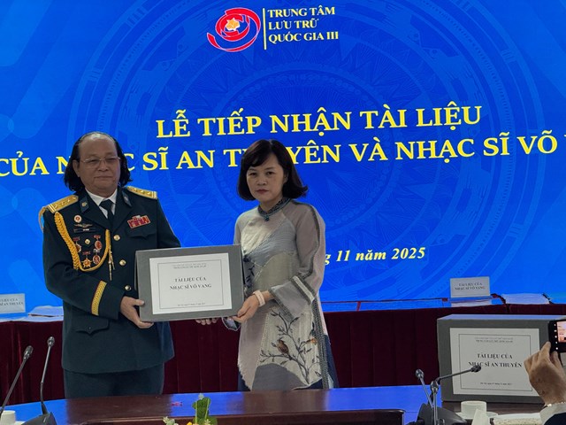 Trung t&#226;m Lưu trữ Quốc gia III: Tiếp nhận t&#224;i liệu qu&#253; của nhạc sĩ An Thuy&#234;n v&#224; V&#245; Vang - Ảnh 4