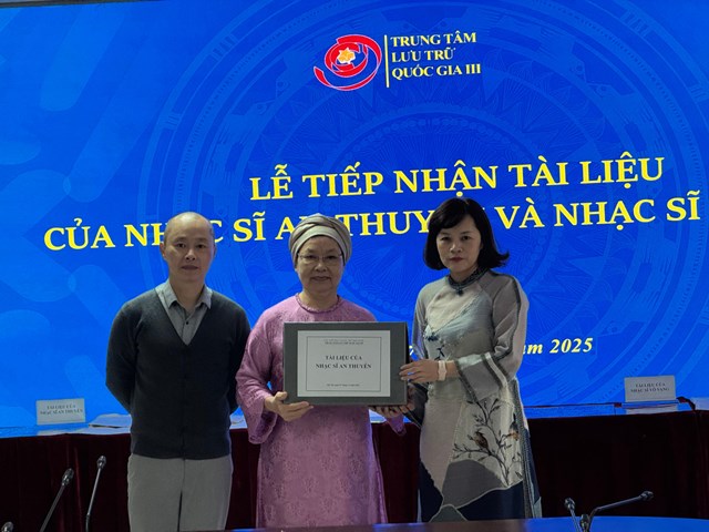 Trung t&#226;m Lưu trữ Quốc gia III: Tiếp nhận t&#224;i liệu qu&#253; của nhạc sĩ An Thuy&#234;n v&#224; V&#245; Vang - Ảnh 1