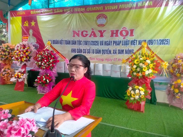 Bà Lê Thị Hường, Chi ủy viên, TB công tác mặt trận khu 10 trình bày báo cáo.