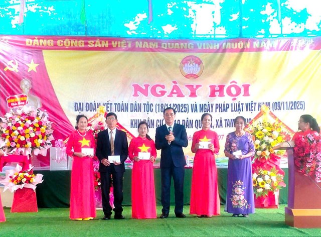 Lãnh đạo xã Tam Nông trao thưởng cho các tập thể, cá nhân