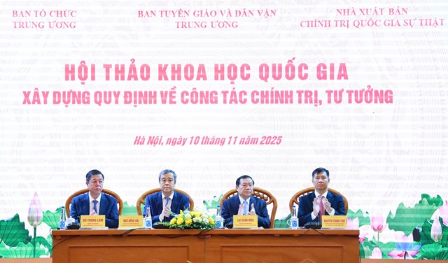 Các đại biểu chủ trì Hội thảo.