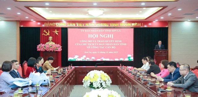 Toàn cảnh hội nghị công bố và trao quyết định của Chủ tịch UBND tỉnh Sơn La về công tác cán bộ.