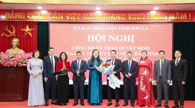 Lãnh đạo xã Mường La tặng hoa chúc mừng ông Nguyễn Văn Bắc.