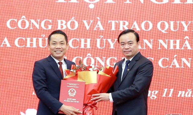 Ông Hà Trung Chiến, Phó Chủ tịch UBND tỉnh Sơn La (người bên phải) trao quyết định cho ông Nguyễn Văn Bắc.