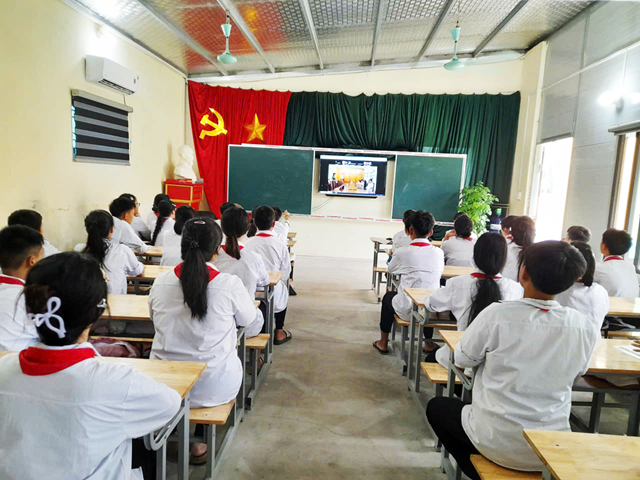  Các cháu học sinh phải học trong phòng học tạm của nhà trường.