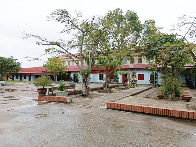 Dãy nhà tạm được xây dựng để phục vụ công tác dạy và học của nhà trường.