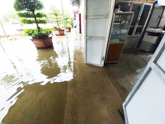 Mùa mưa nước tràn vào cả phòng học, phòng làm việc của nhà trường